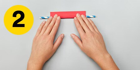 Schritt 2 - ein langes Rechteck aus Papier ausschneiden und das Papier um einen Strohhalm rollen
