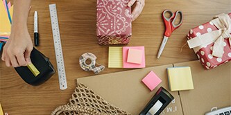 Geschenk verpacken mit Scotch™ Schere und Klebebandabroller und Scotch® Magic™ Klebeband
