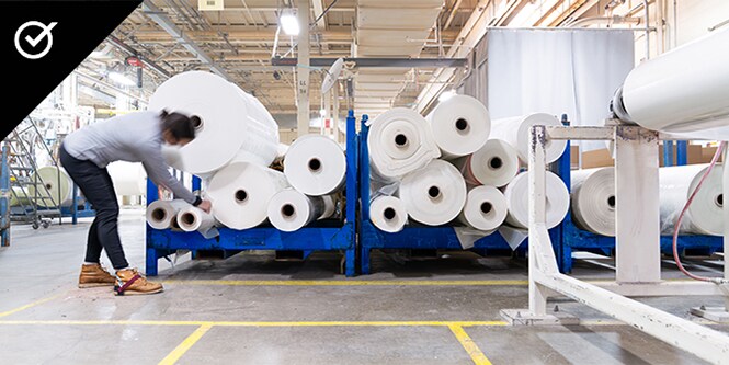 Große Papierrollen in einem Produktionslager

