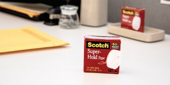 Sichern von Luftpolsterfolie mit Scotch® Super-Hold Tape

